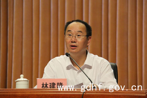 县委副书记,政法委书记,县禁毒委第一副主任林建隆主持会议