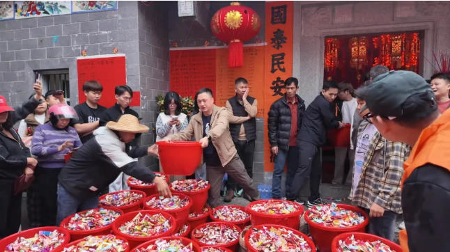 可塘镇安美村“抢丁糖” 百年民俗庆元宵