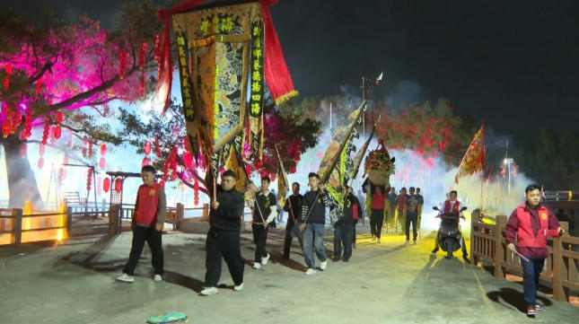 梅陇镇谢厝乡：灯光映乡韵 新年新气象
