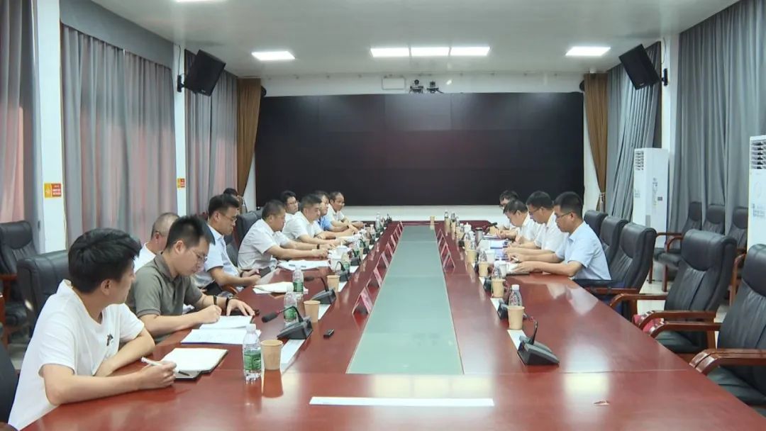 市人大常委会副主任曾繁文率队到我县督导以县城为重要载体的新型城镇化试点工作。.jpg
