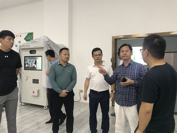 调研中,吴恒卫同志强调,乡村振兴关键是产业振兴,要学习借鉴海纳的