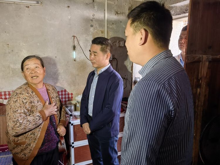 县委常委,县委办主任叶胜勇看望慰问困难老党员和困难群众