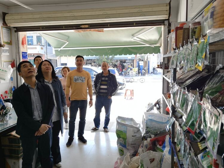 县委常委,县委办主任叶胜勇看望慰问困难老党员和困难